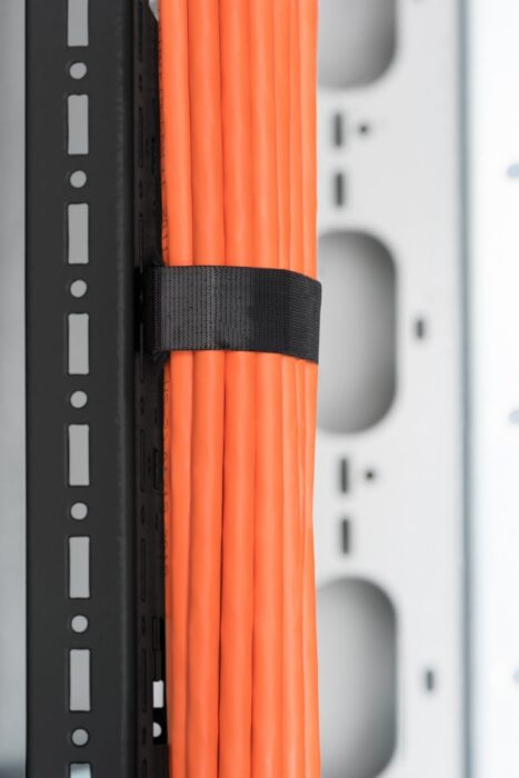 ⁦42U Vertical Cable Tray for Network and Server Racks 1650x130x25 mm, Color Black (RAL 9005)⁩ – תמונה ⁦2⁩