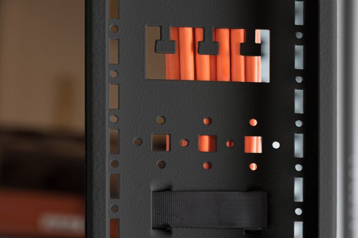 ⁦42U Vertical Cable Tray for Network and Server Racks 1650x130x25 mm, Color Black (RAL 9005)⁩ – תמונה ⁦4⁩